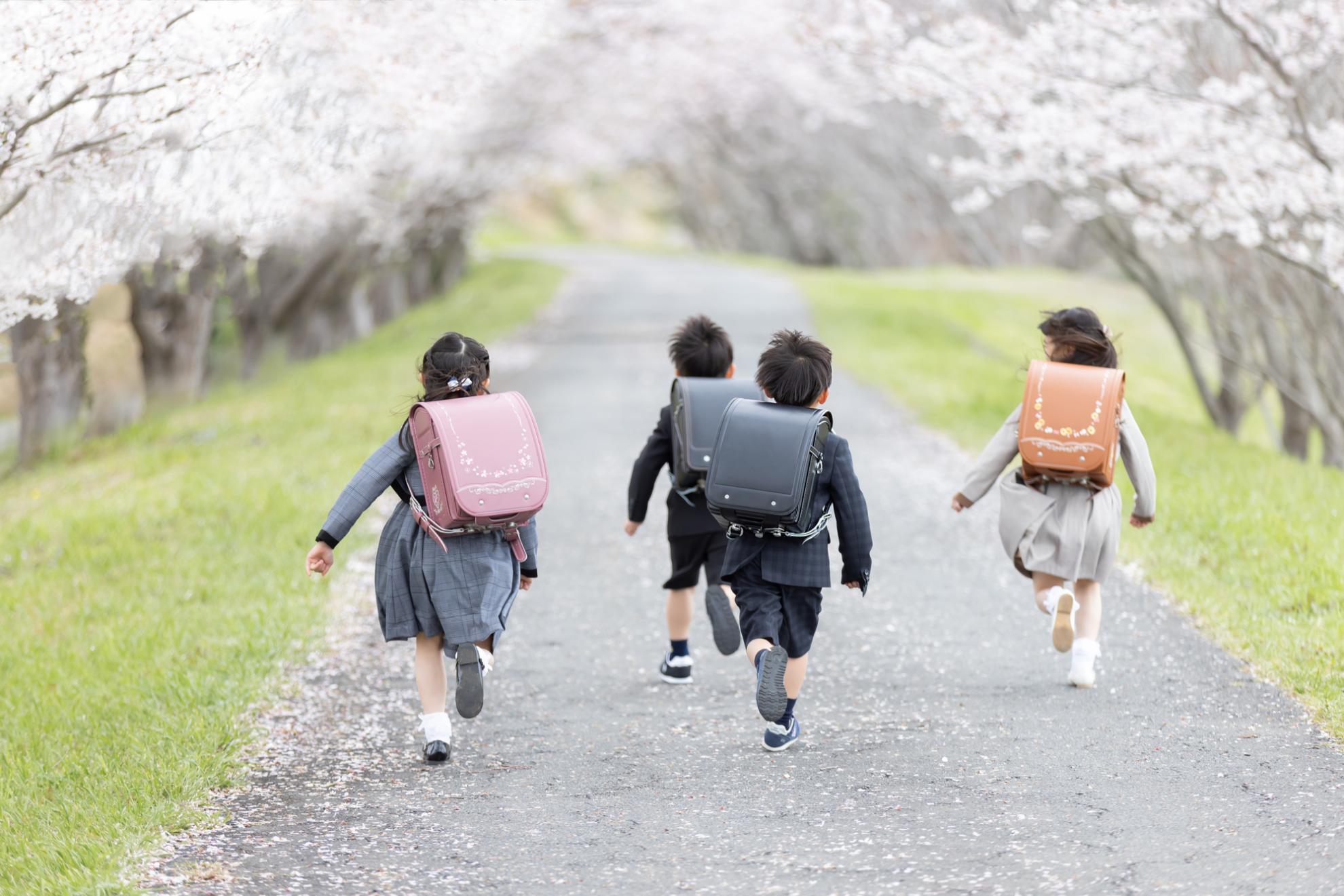 駆け出す小学生.jpg